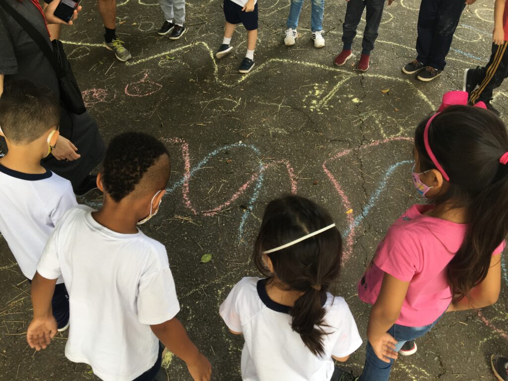 Crianças brincando no local da intervenção urbana - EMEI Dona Ana Rosa de Araújo - SP.